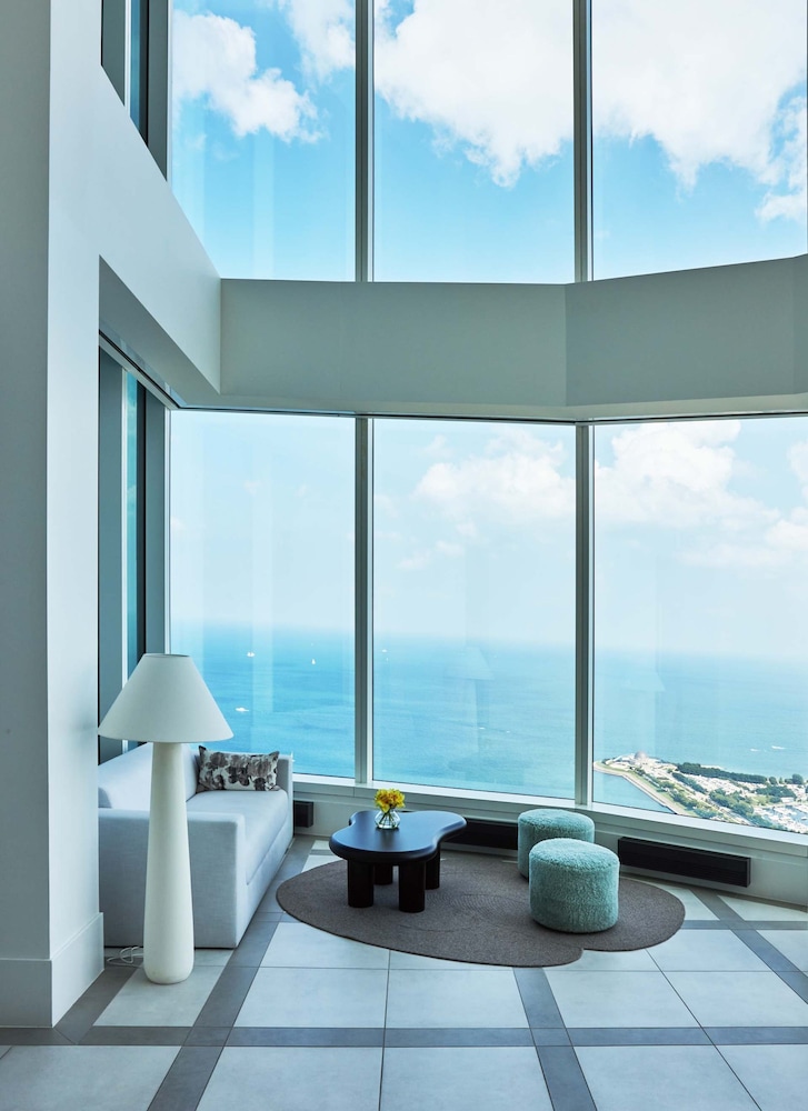 Sky-high Living Lake Views Elite Experience