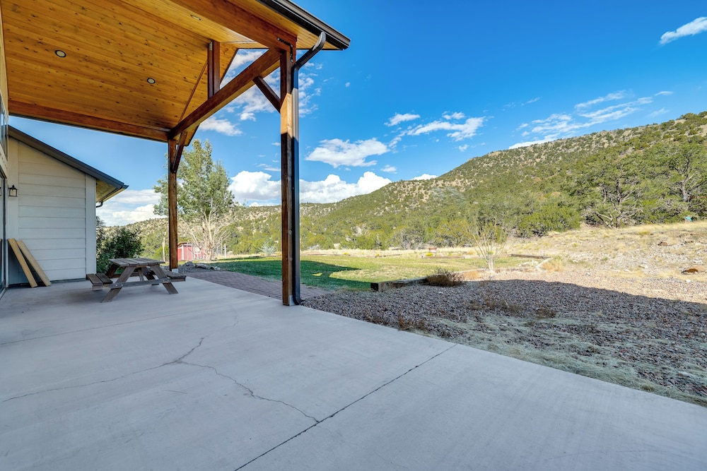Nat'l Forest Access & Mtn Views: Family Eagar Home