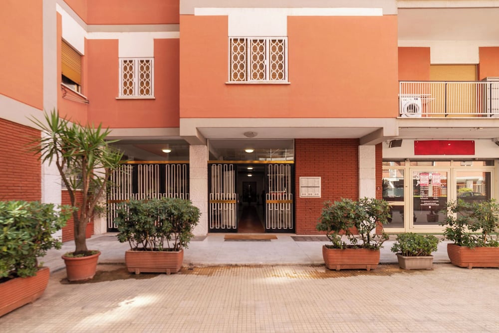 JOIVY Delightful 3-bed Flat with Balcony