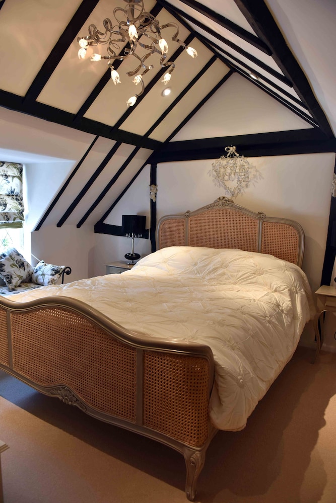 Luxury Cottage Near Windsor Castle view 4