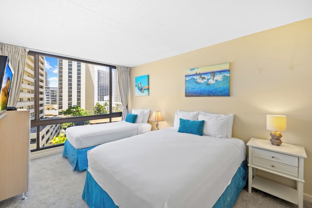 Waikiki Sunset Close to Beach with Parking