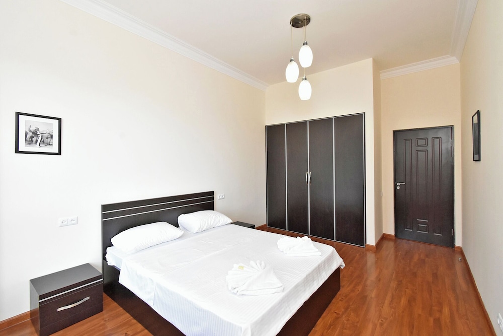 Apartments by Luxe Group DI64