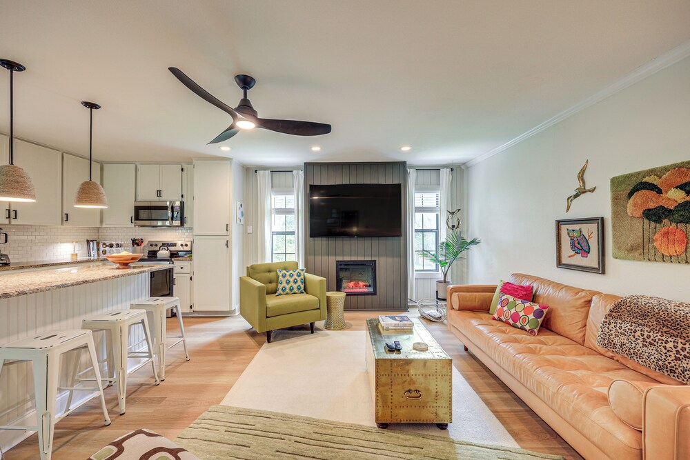 Mod on the Guad Home w/ Lake Mcqueeney Views!