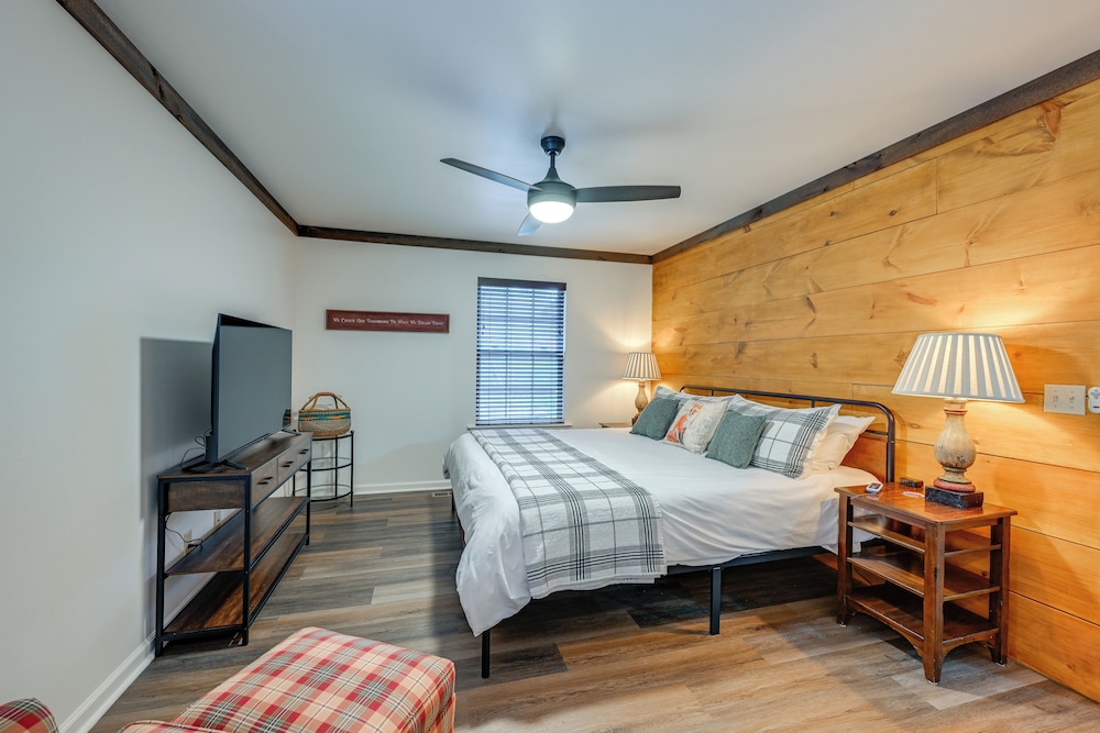 Covered Deck & Fire Pits: Cabin in Cashiers