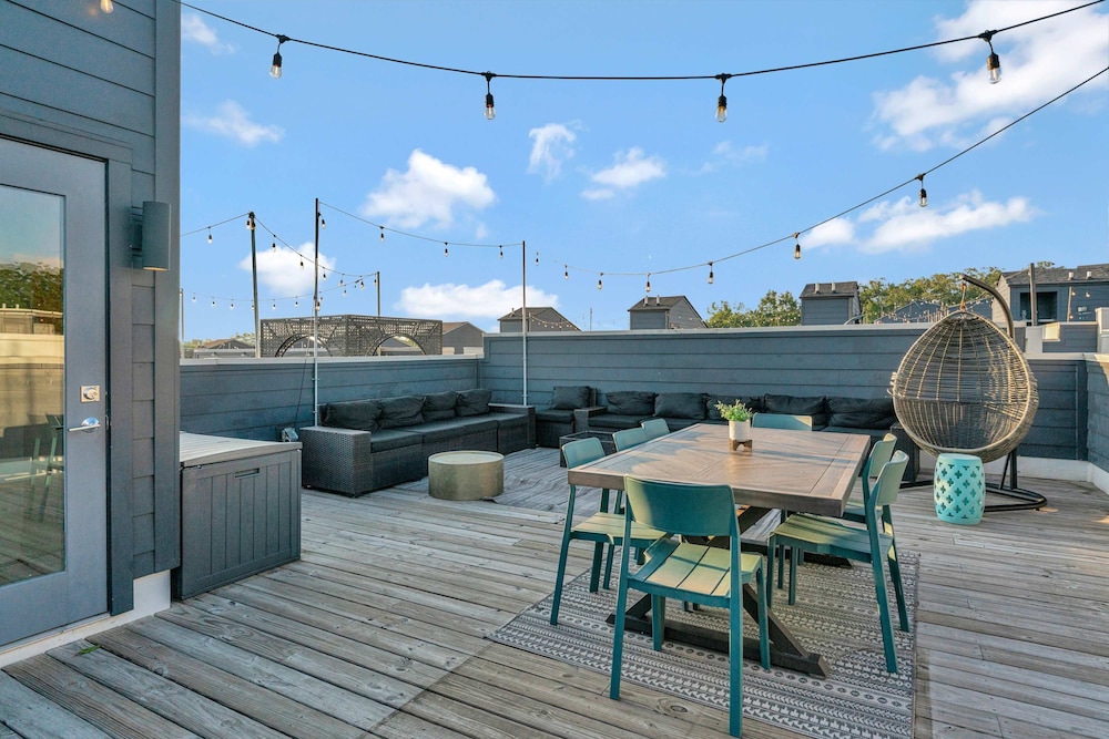 Rooftop Deck 2 Car Garage Near Downtown Nashville