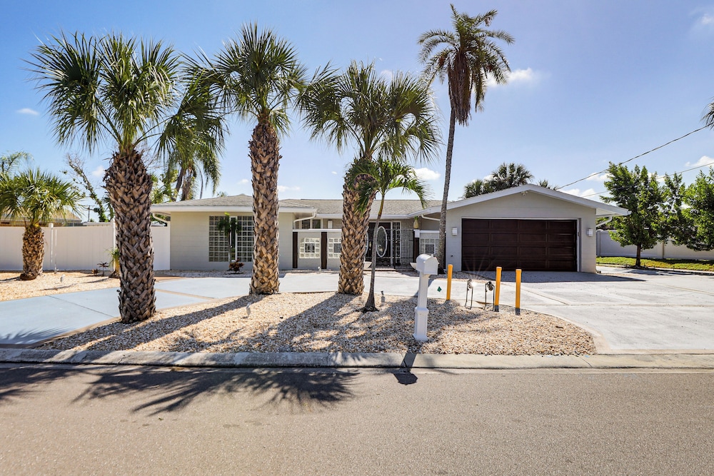Furnished Sunroom w/ TV! Canal-front Bradenton Gem