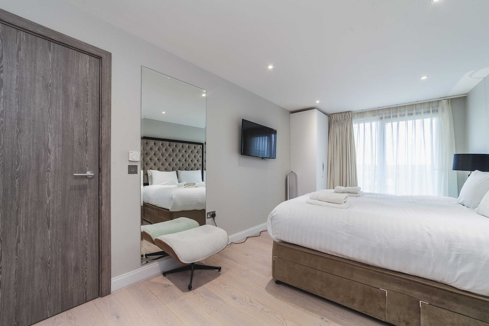 Stylish Three-bedroom Battersea Flat view 3