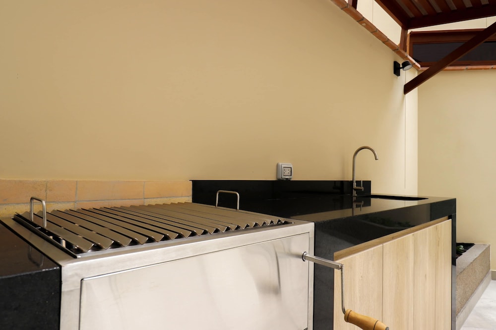w Beautiful 2BR w Terrace Near Kennedy Park