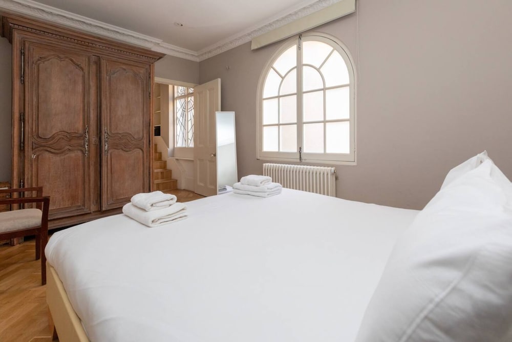 Charming 1BD Flat With Balcony - Kensington