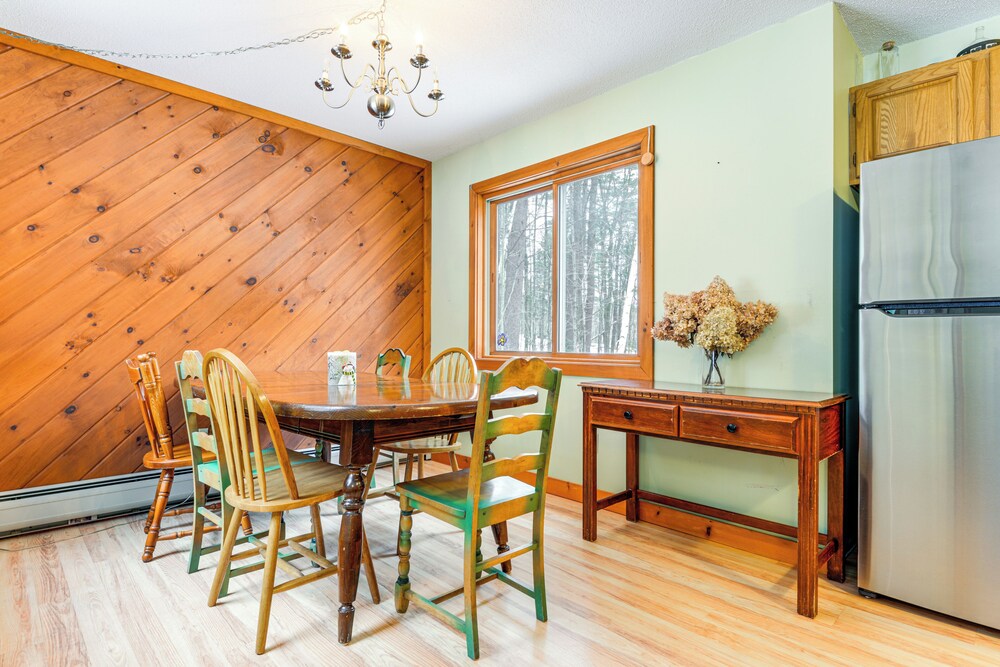 7 Mi to Mt Snow Resort: Family Home w/ Fire Pit!