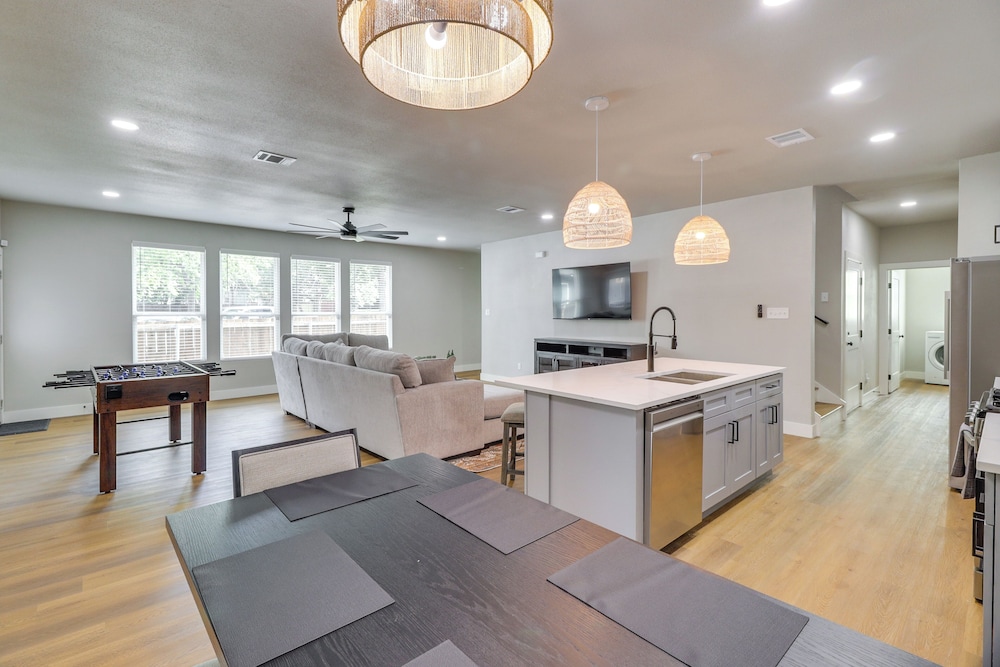 Townhome Near At&t Stadium: Great for Game Day!