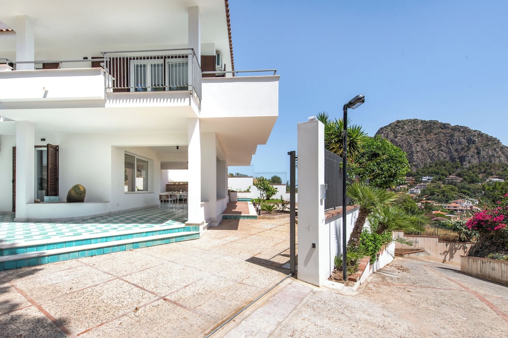 Sea Frame Design Apartments with Pool by Wonderful Italy