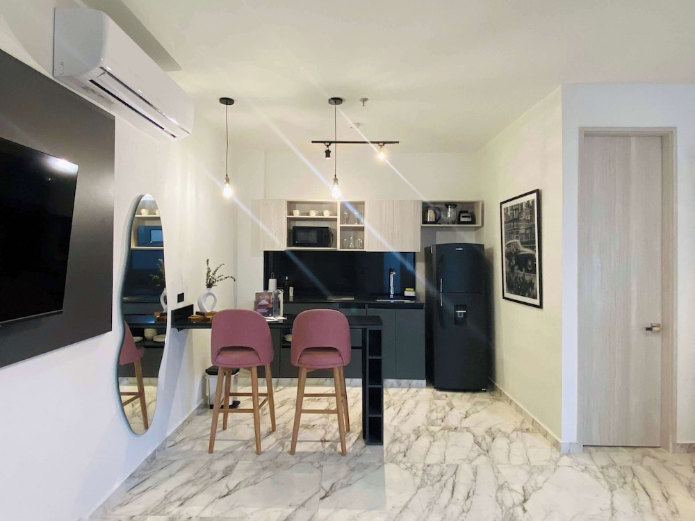 w Modern 3BR w AC Steps From Ciudad Amurallada