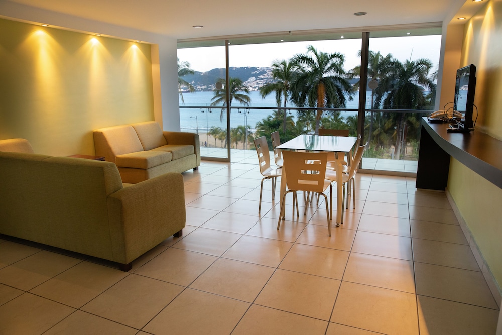 Ramada by Wyndham Acapulco Hotel  Suites - Property Image 50