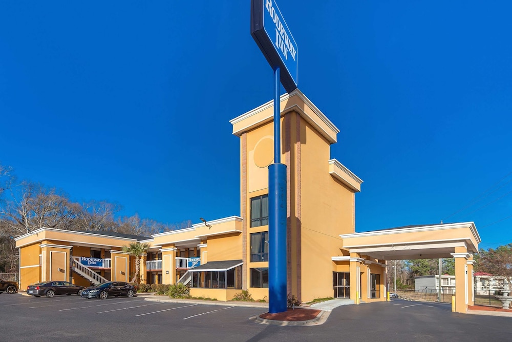 Lumberton Vacations - Rodeway Inn - Property Image 1