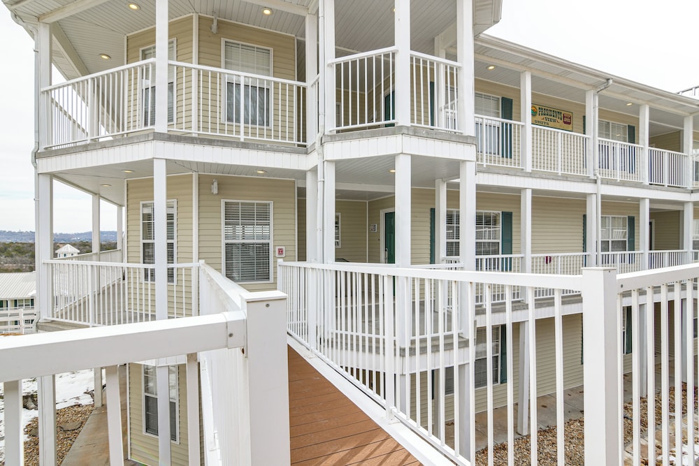 Resort Hot Tub Access! Table Rock Lake Condo
