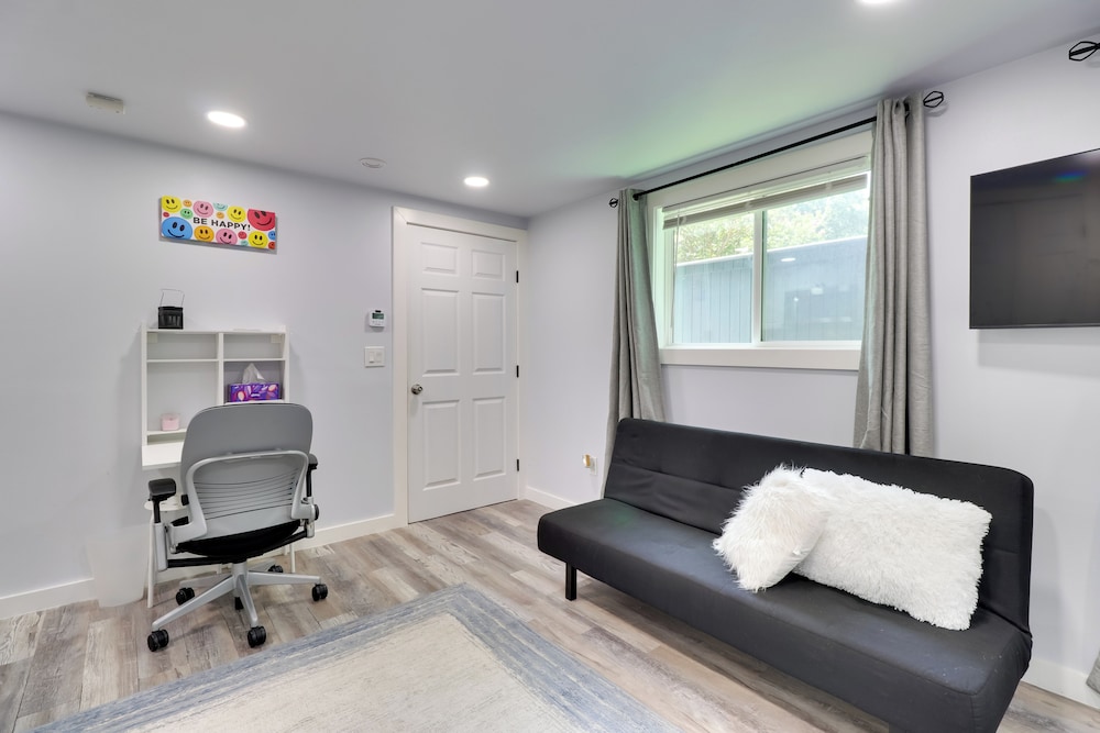1 Mi to Dtwn: Renovated Retreat in Georgetown!