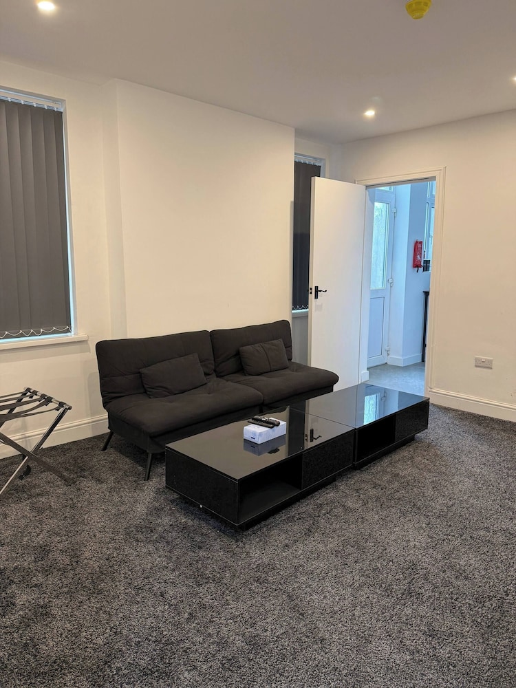 Peaceful Luton Apartment With Electric Heating & Wifi