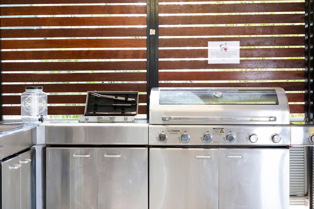 Nature s Nest Pool SPA Outdoor Kitchen Dining