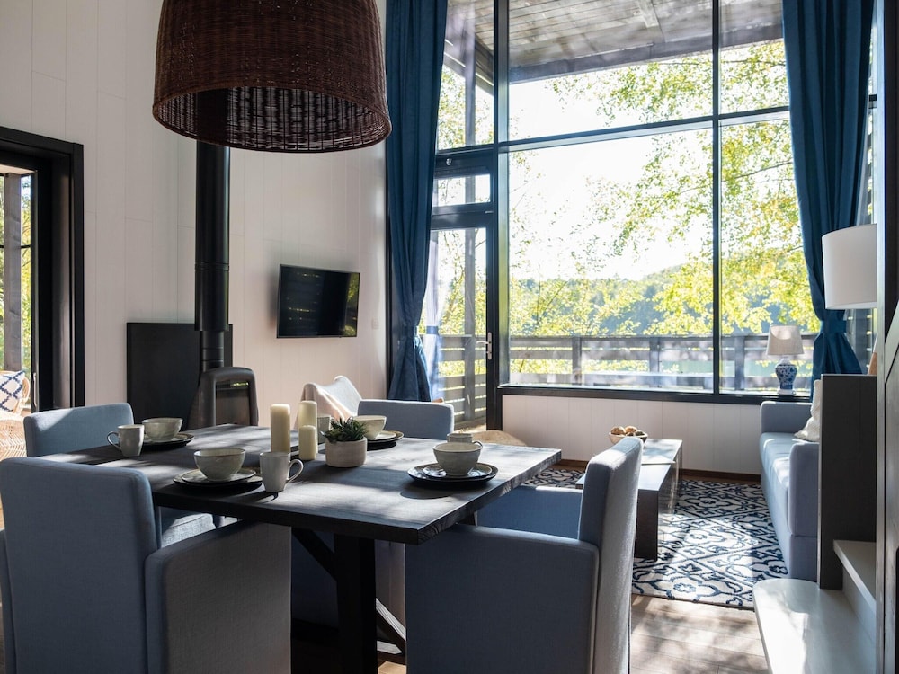 Belvilla Lakeside Luxury Mansion Retreat