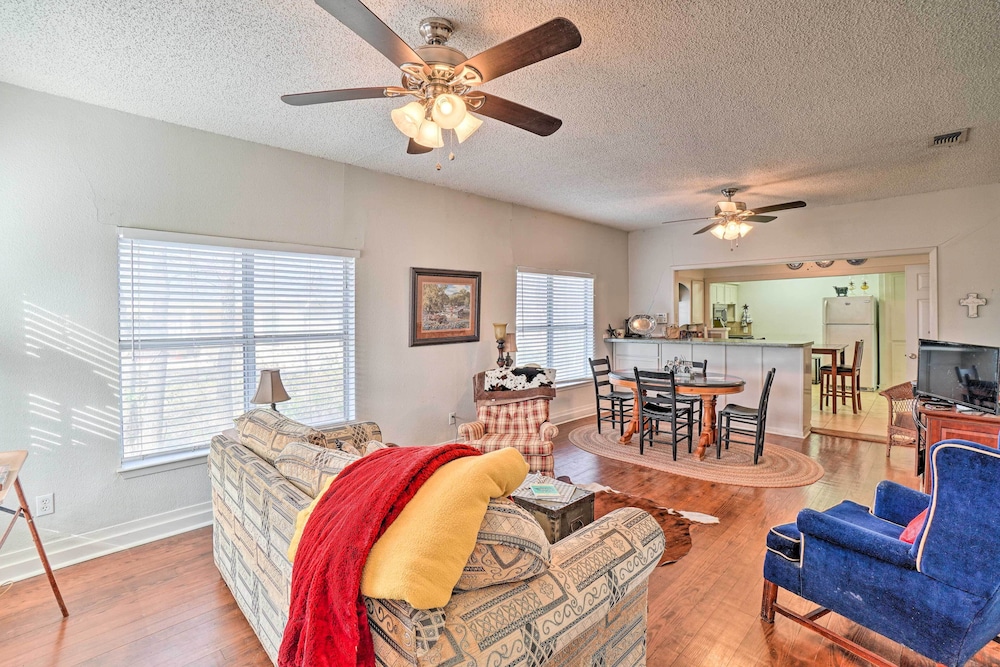 4 Miles to Lake Jacksboro: Cozy Texas Cottage