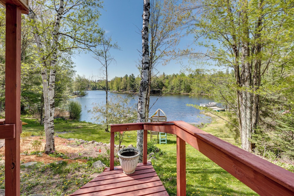 Lakefront Family Cabin w/ Views in Medford