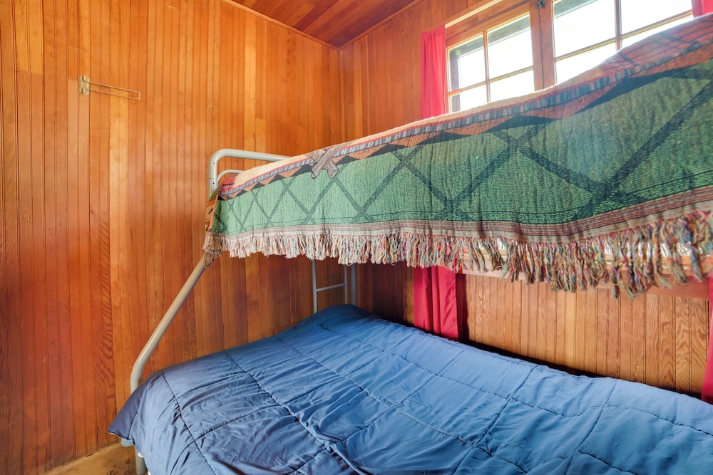 Les Cheneaux Islands Cabin 4 w/ Deck: Pet Friendly