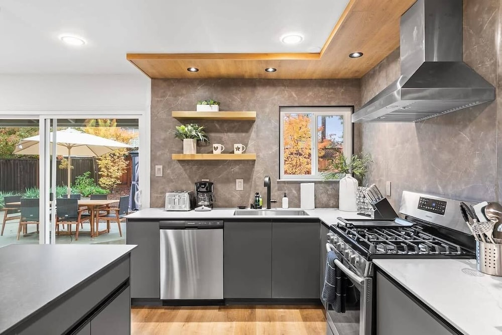 @ Marbella Lane - Modern 3broasis in Siliconvalley