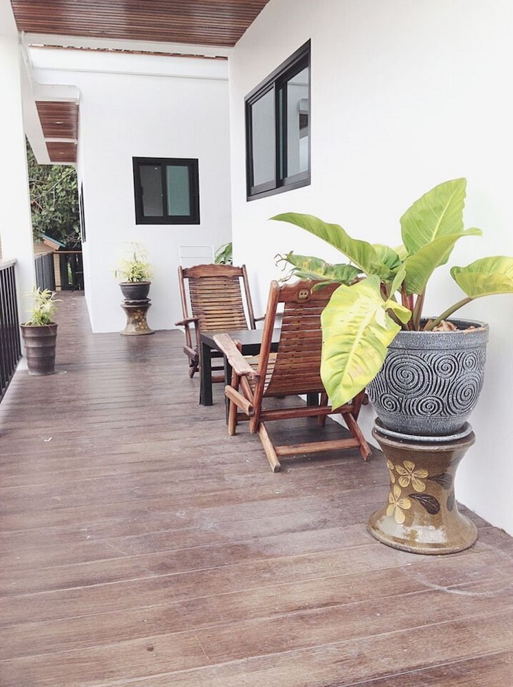 The Reef Hotel & Studios