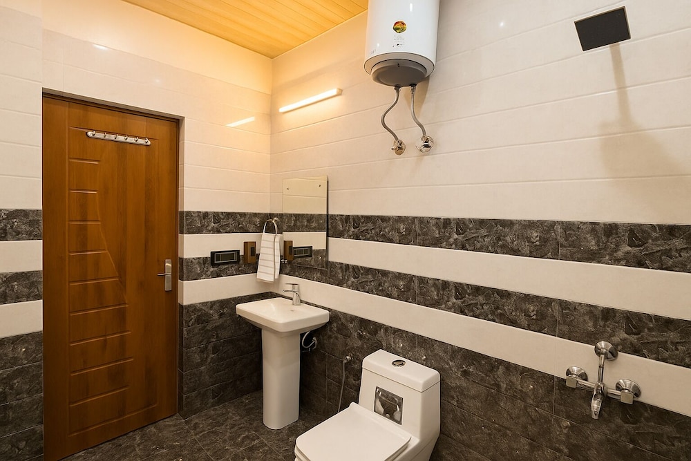 Hotel Shiva Lake - Near Mussoorie Lake