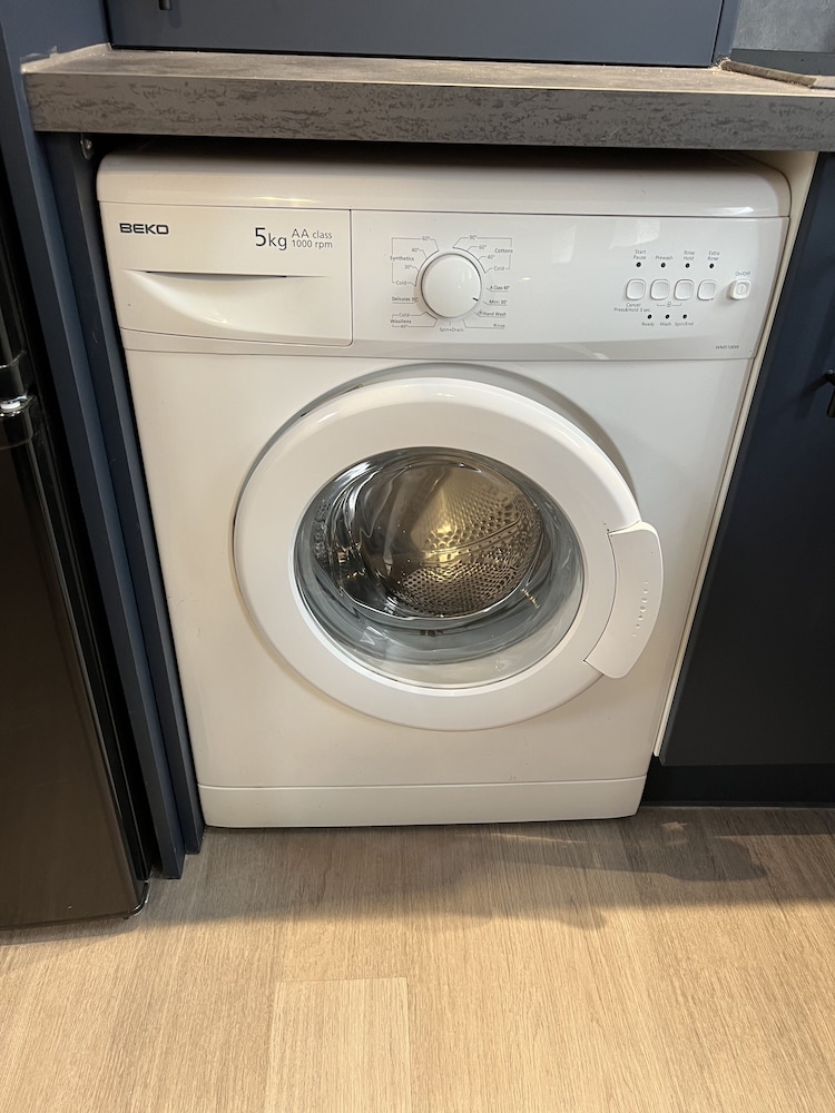 Stunning 1BR Apt in Central Cheltenham