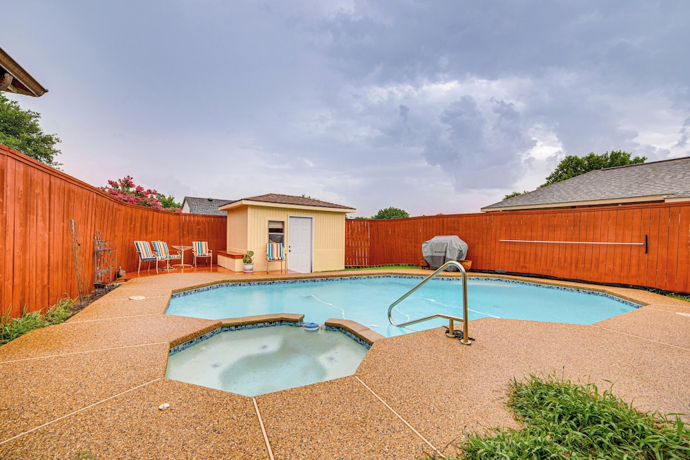 Pet-friendly Home w/ Pool - 8 Mi to Central Plano!