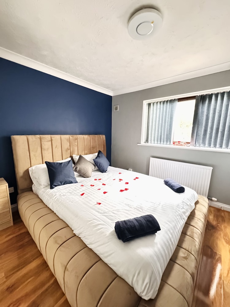 Stunning 2-bed Apartment in Gosport view 4