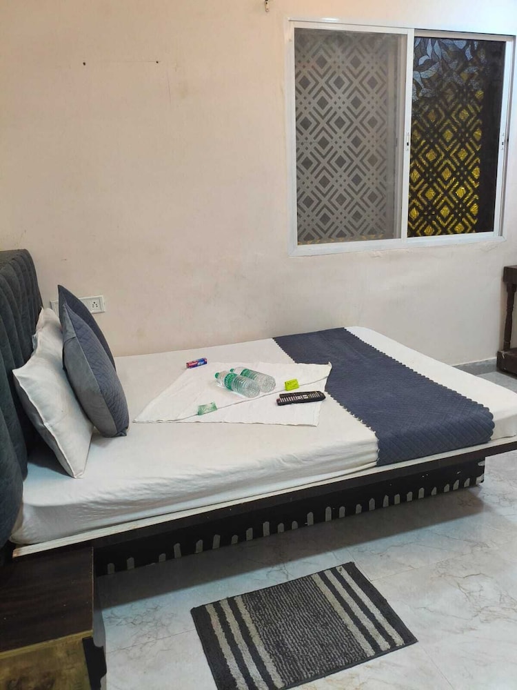 Shri Radha hotels