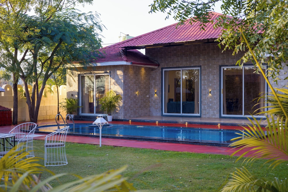 Alaya Stays 5BHK Roohmon's Farm Pvt Pool