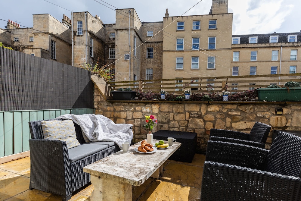 Stylish 4-bedroom Townhouse in the Heart of Bath