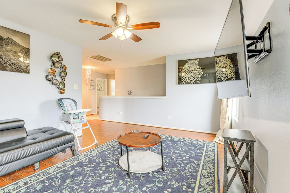 Covered Patio & Yard: Family Home in Katy