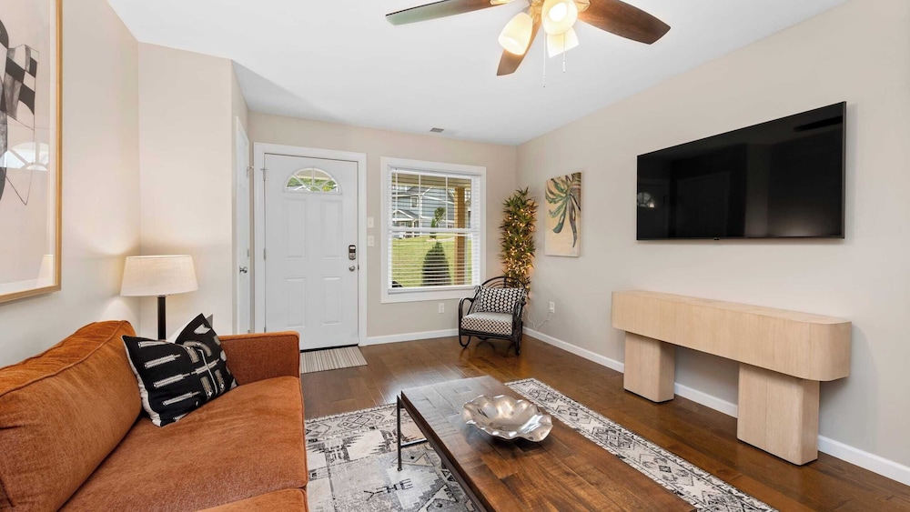 10 Townhomes, Sleeps 89 6 Mins to DT Asheville Sycamore Cove by Avantstay