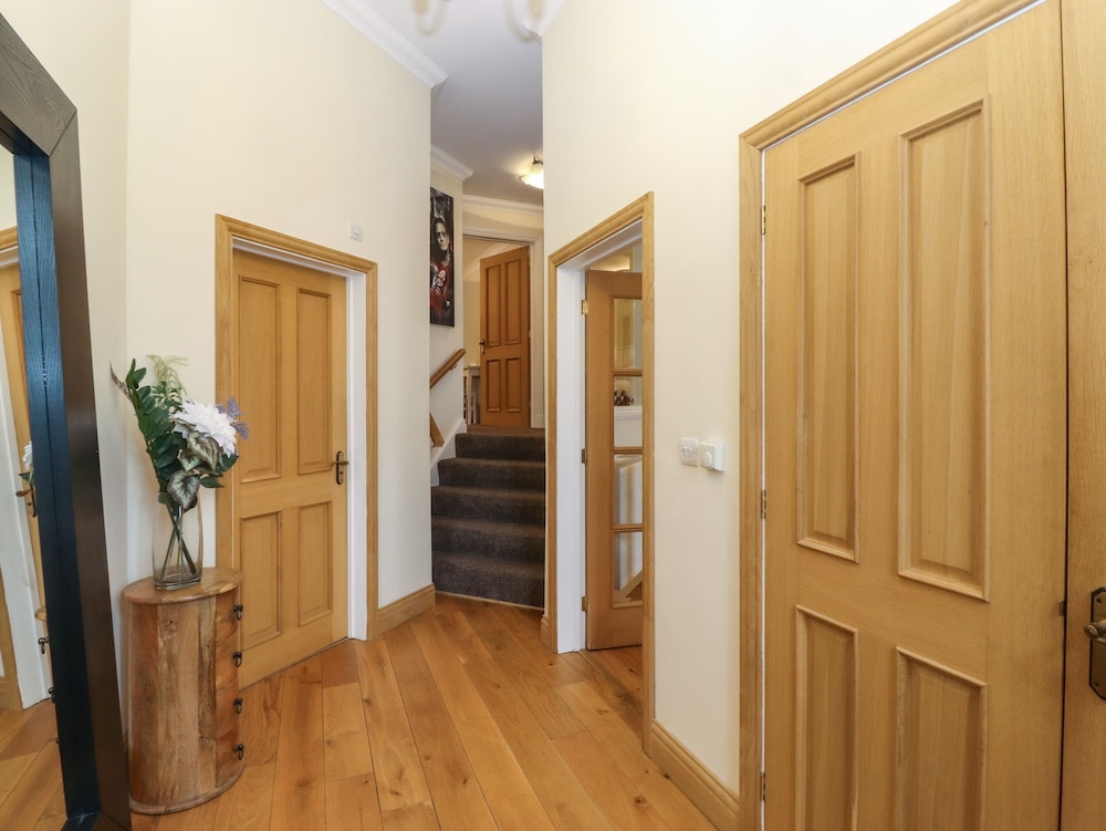 5 Ladstock Hall