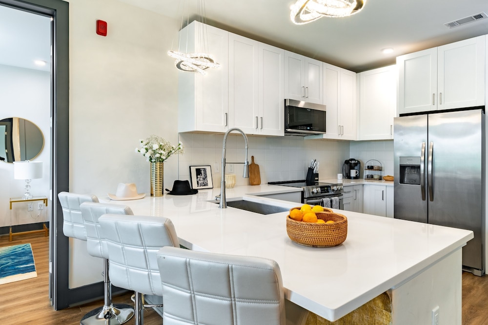 Lindsley by Avantstay Balcony Modern Design A Downtown Location