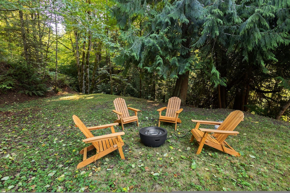 Cascadia Family Mansion Hot Tub Game Room Gym