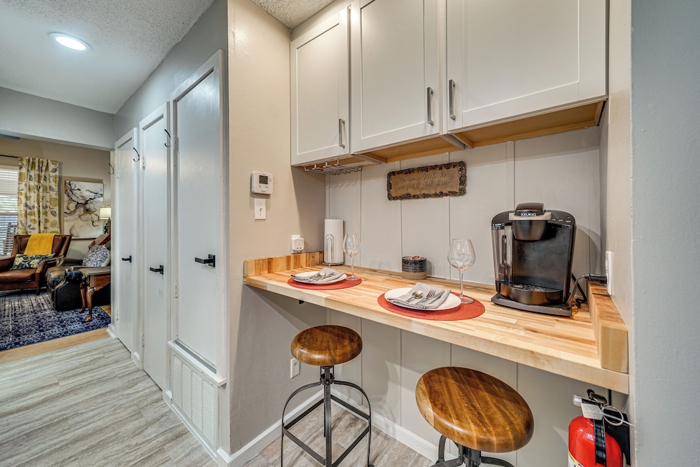 < 1 Mi to Dtwn Texarkana: Couple's Retreat w/ Yard