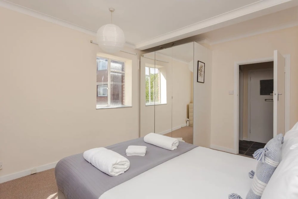 Spacious 2 Bedroom Apartment Near Hampstead Heath
