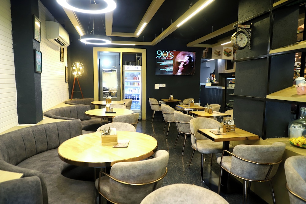 Flourish Stay Saket near Max Hospital