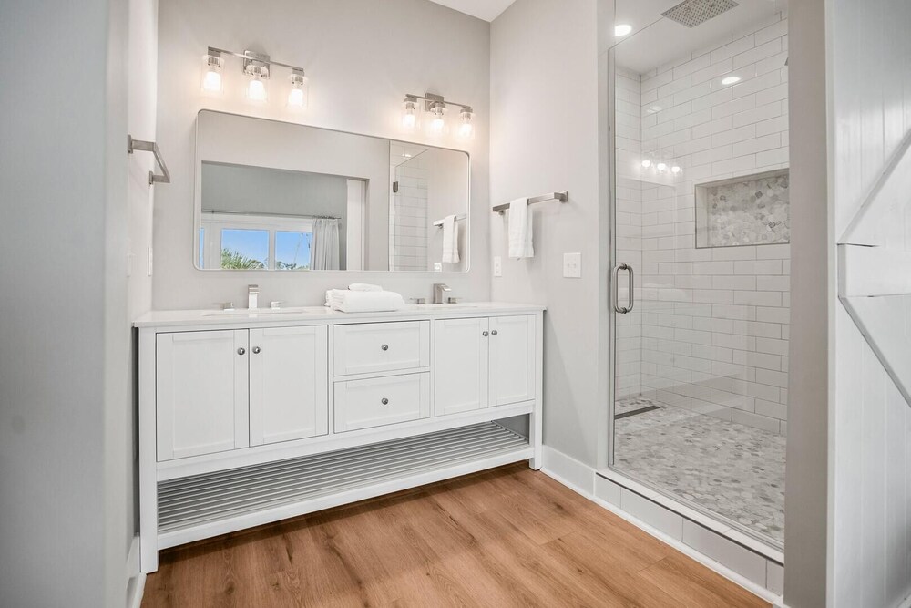 Spacious and Stylish 4-bed, 4.5-bath Home With Stunning Golf Views