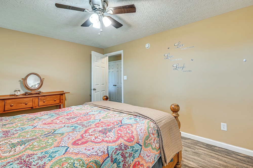 6 Mi to Lake Liberty: Pet-friendly Home w/ Yard