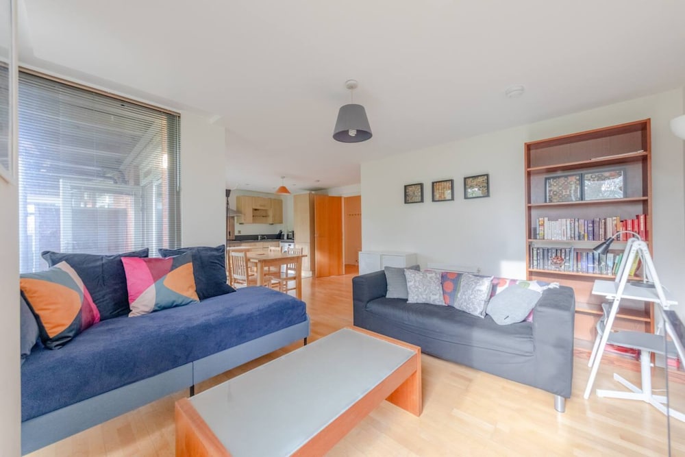 Spacious 2 Bedroom Apartment Near White City
