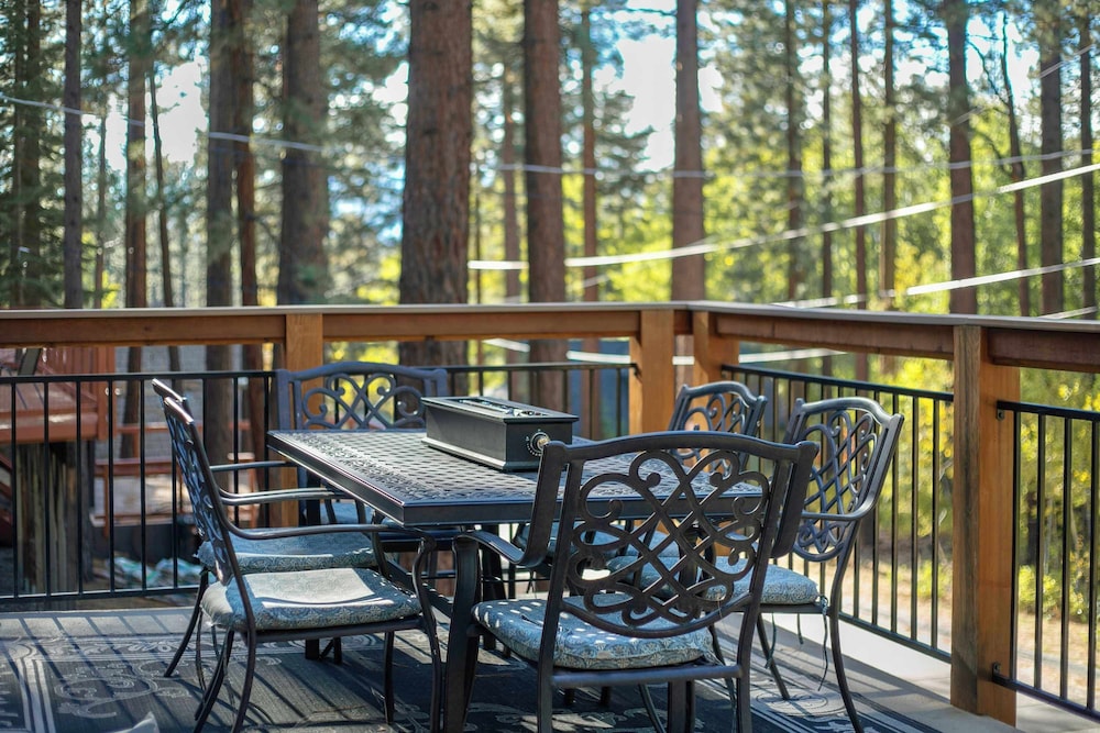 The T-pot Chalet for 12