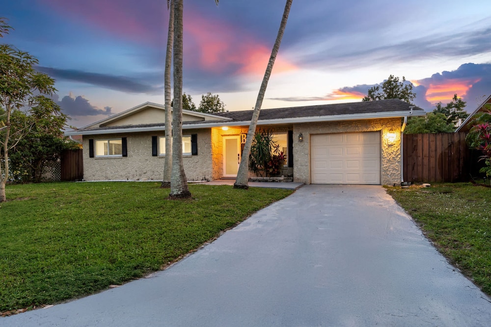 4BR With Private Pool and Game Room - Prime Location