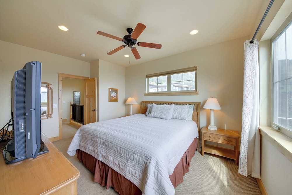 Walk to Schweitzer Village: Mountain-view Home